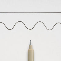 Sakura-Pigma-Micron-04-Fineliner-Schwarz-Stift-offen-Produktansicht_Stiftespitze-mit-strichzeichnung