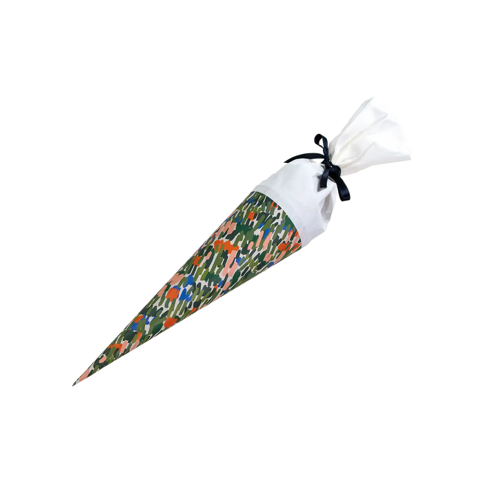 Schultuete-35cm-wiese-abstrakt-mit-weißer-tülle-und-satinband-1
