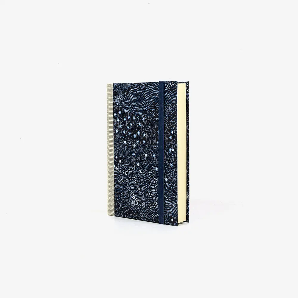 Skizzenbuch | klein (9x14cm) | 244 Seiten | Chiyogami Papier | Wiese Silber/ helblau / Weiß auf dunkelblau