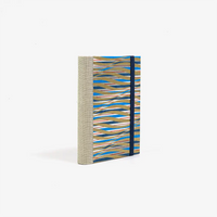 Skizzenbuch-9x14cm-244-Seiten-blanko-Chiyogami-Papier-Motiv-blau-gold-rot-gewellte-Streifen-cover-seitlich-von-hinten