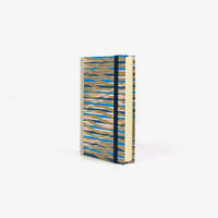Skizzenbuch-9x14cm-244-Seiten-blanko-Chiyogami-Papier-Motiv-blau-gold-rot-gewellte-Streifen-cover-seitlich-von-vorn