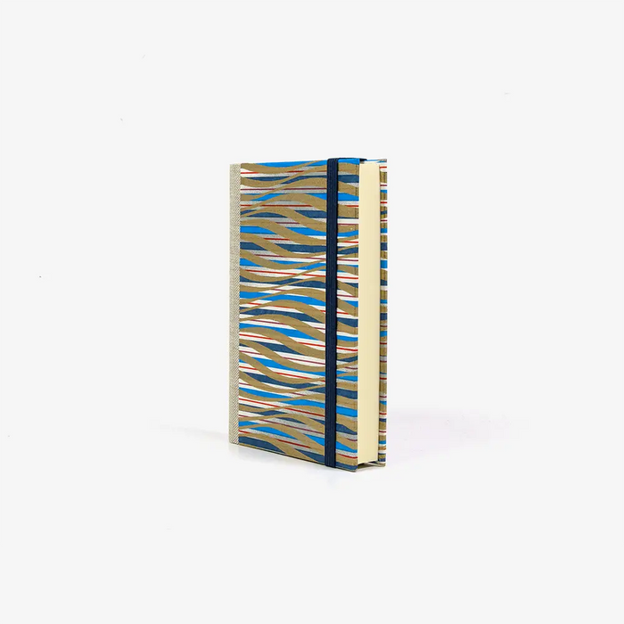 Skizzenbuch-9x14cm-244-Seiten-blanko-Chiyogami-Papier-Motiv-blau-gold-rot-gewellte-Streifen-cover-seitlich-von-vorn
