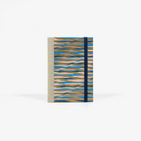 Skizzenbuch-9x14cm-244-Seiten-blanko-Chiyogami-Papier-Motiv-blau-gold-rot-gewellte-Streifen-cover-von-vorn
