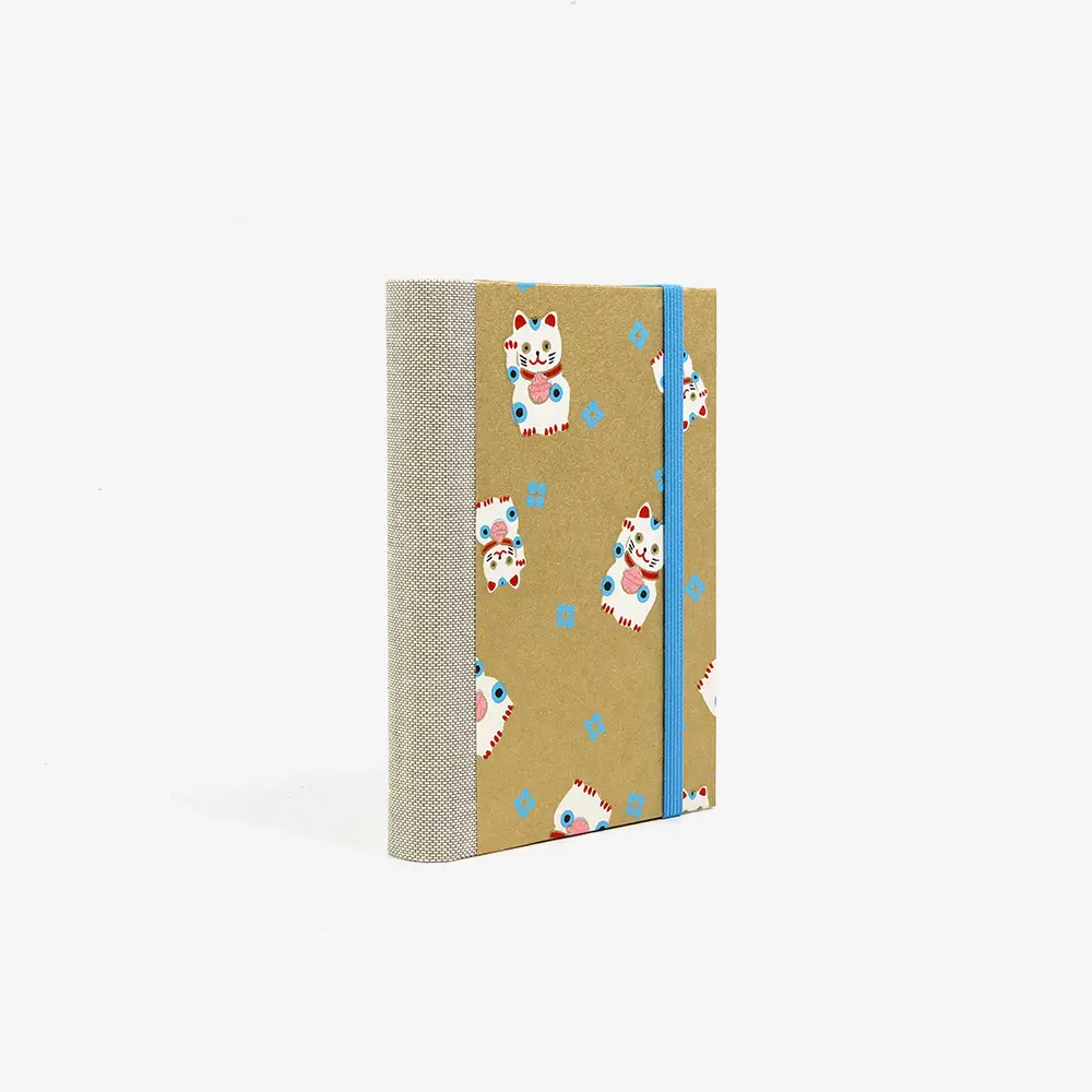 Skizzenbuch-9x14cm-244-Seiten-blanko-Chiyogami-Papier-MotivWinkekatze-Gold-cover-seitlich-von-hinten