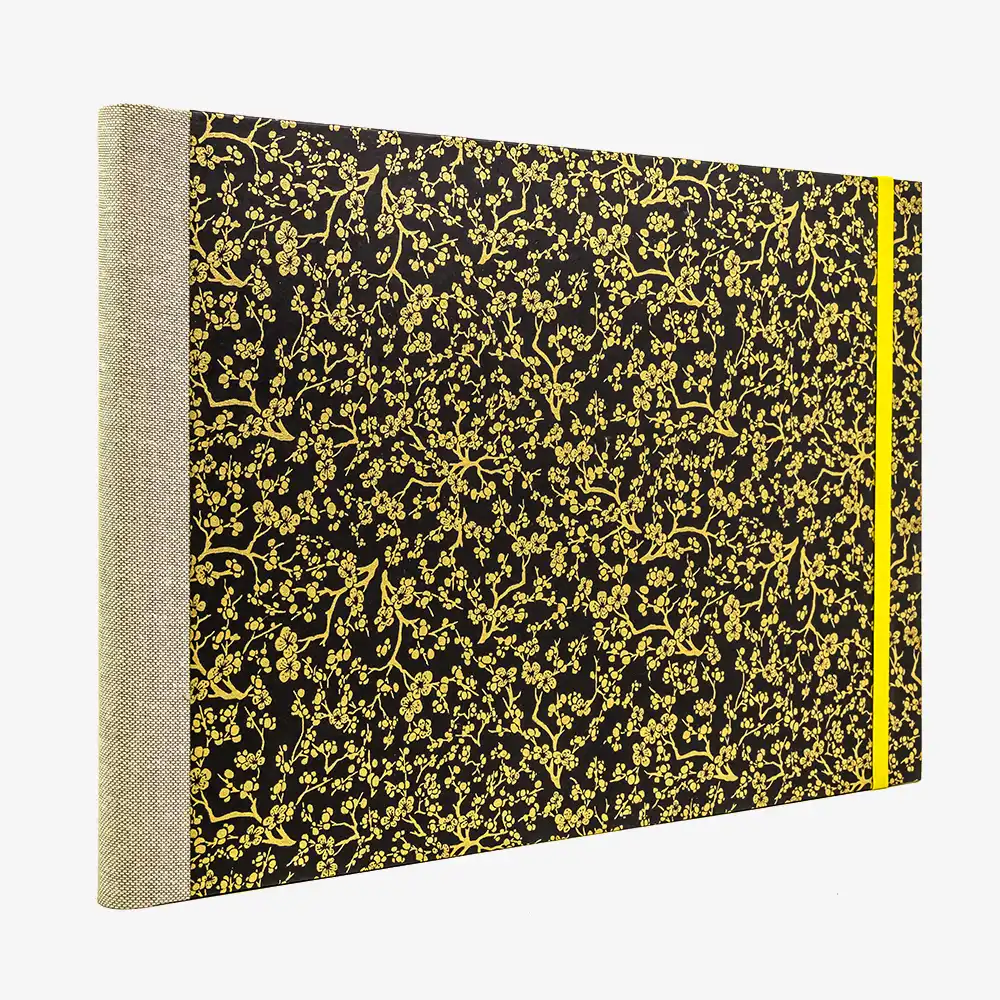 Skizzenbuch-A4-quer-cover-Chiyogami-papier-Motiv-Kirschblueten-gold-auf-schwarz-seitlich-von-hinten