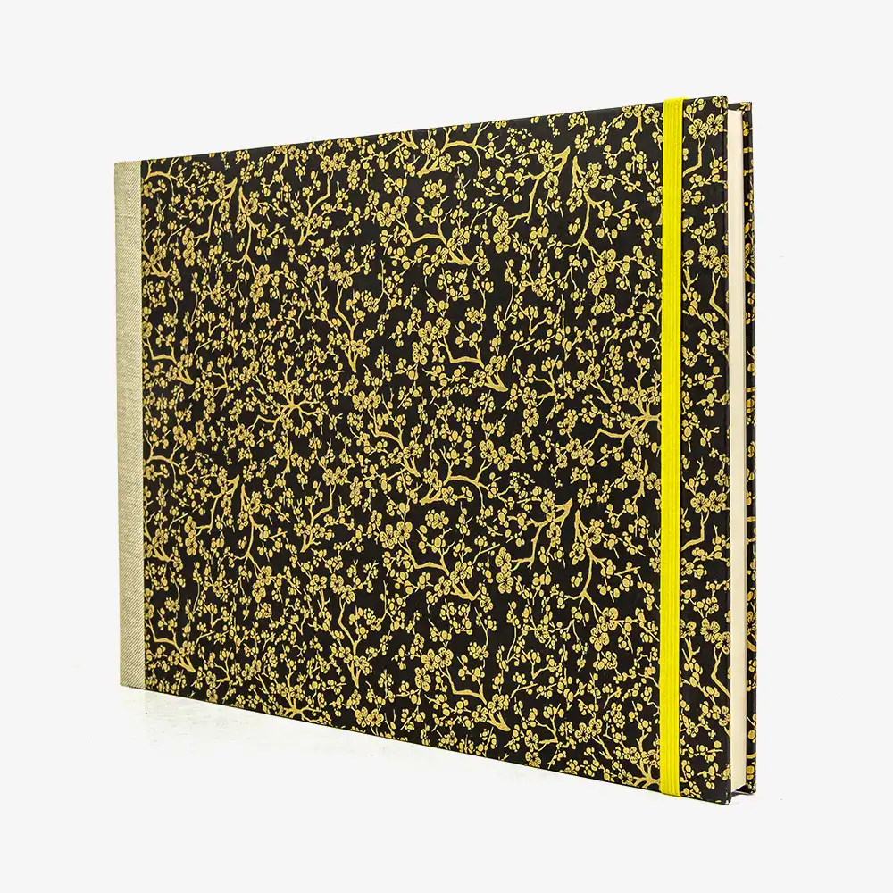 Skizzenbuch-A4-quer-cover-Chiyogami-papier-Motiv-Kirschblueten-gold-auf-schwarz-seitlich-von-vorn