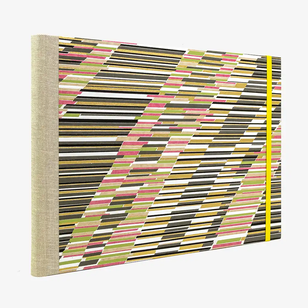 Skizzenbuch-A4-quer-cover-Chiyogami-papier-Motiv-Muster-mit-versetzten-Strichen-grau-seitlich-von-hinten