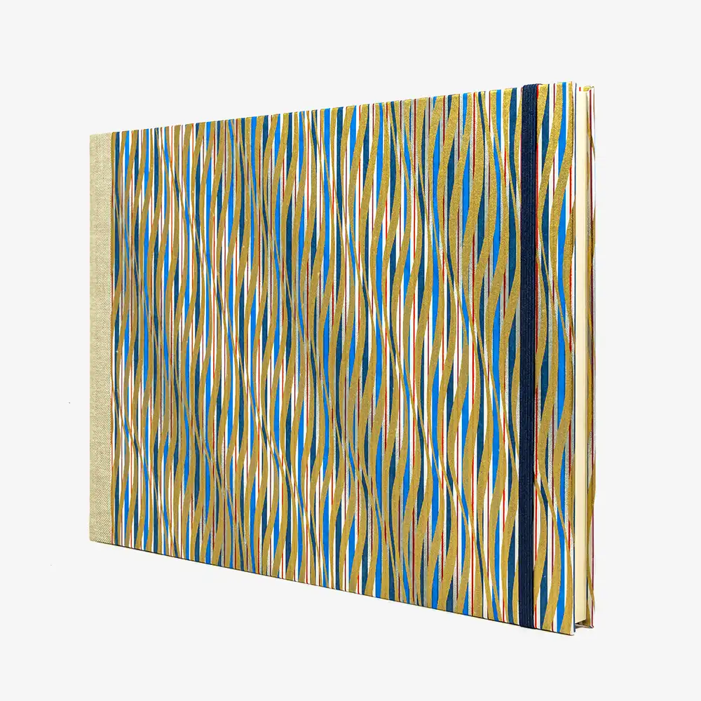 Skizzenbuch-A4-quer-cover-Chiyogami-papier-Motiv-blau-gold-rot-gewellte-Streifen-seitlich-von-vorn