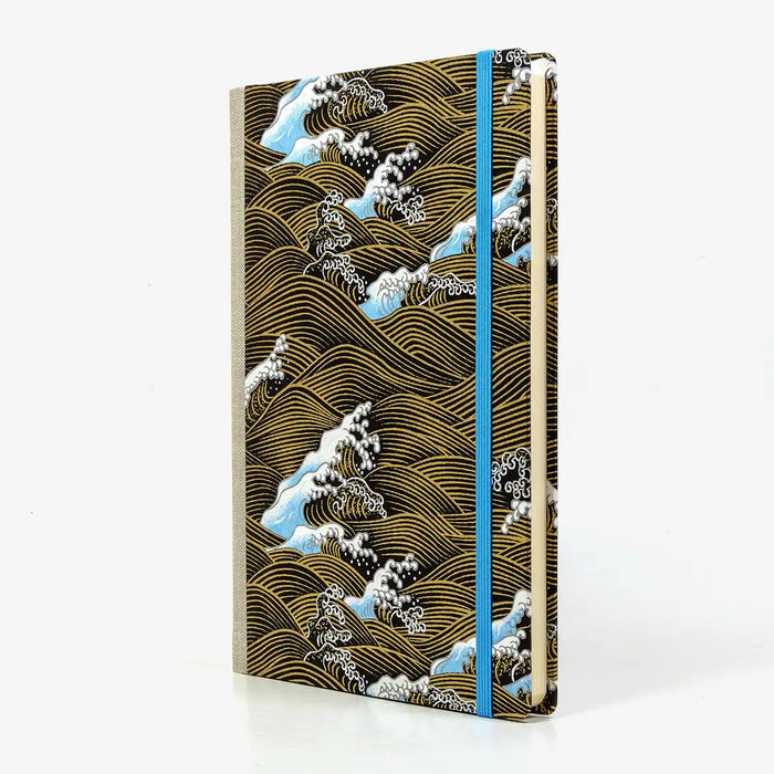 Skizzenbuch-A5-blanko-160-Seiten-Chiyogami-Papier-Motiv-Nami-Gold-blau-auf-schwarz-seitlich-von-vorn