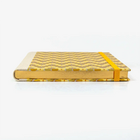 Skizzenbuch-A5-mit-Goldschnitt-cover-bezogen-mit-chiyogami-Papier-160-Seiten-Motiv-bienenwaben-gold-liegend