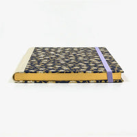 Skizzenbuch-A5-mit-Goldschnitt-cover-chiyogami-Papier-160-Seiten-Motiv-Floral-Bluetenpattern-gold-auf-Schwarz-liegend