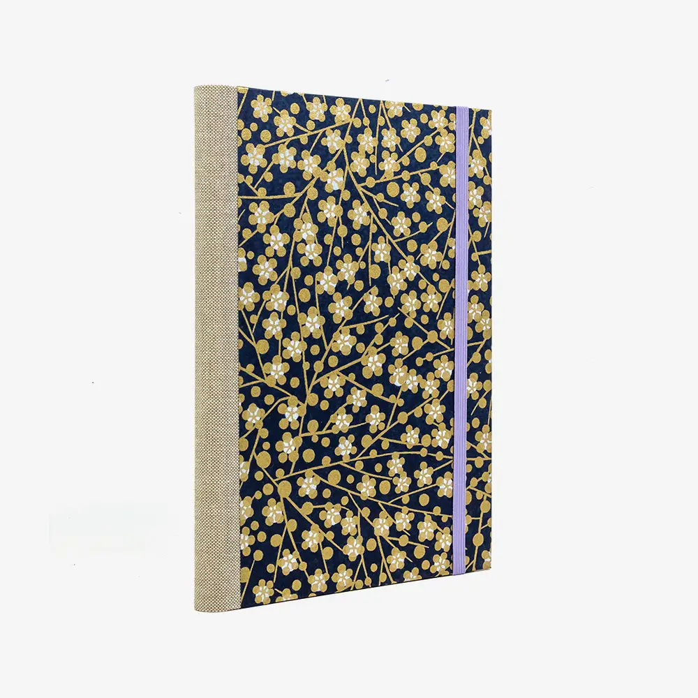Skizzenbuch-A5-mit-Goldschnitt-cover-chiyogami-Papier-160-Seiten-Motiv-Floral-Bluetenpattern-gold-auf-Schwarz-seitlich-von-hinten