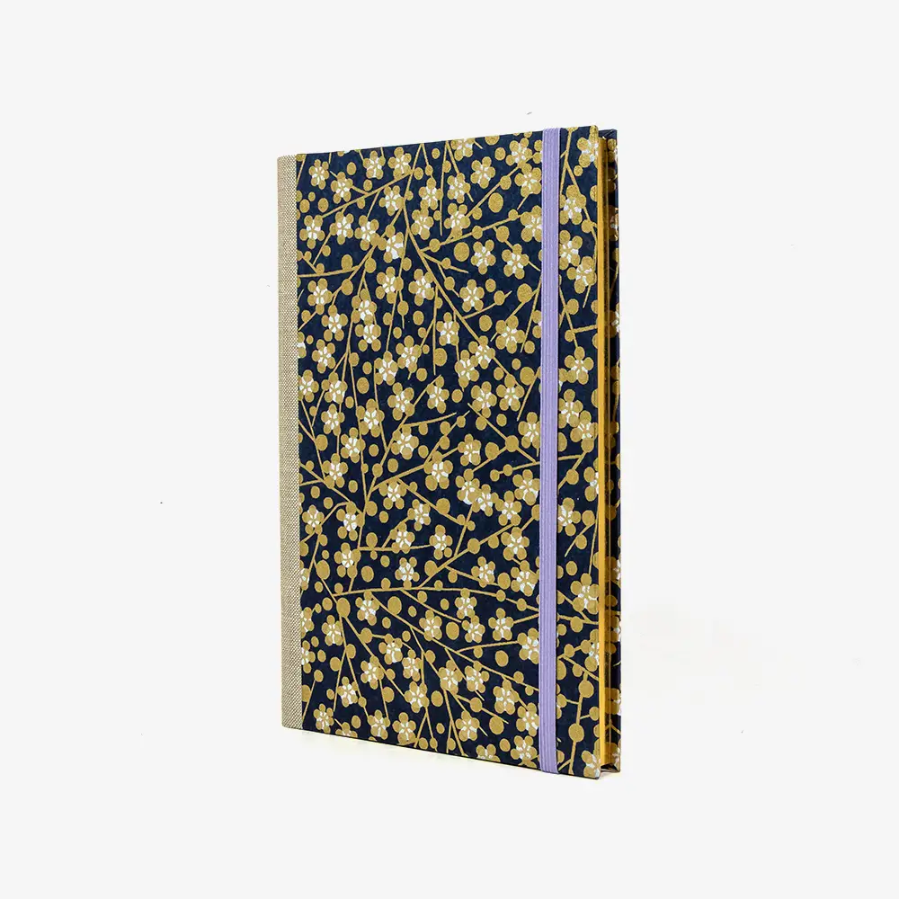 Skizzenbuch-A5-mit-Goldschnitt-cover-chiyogami-Papier-160-Seiten-Motiv-Floral-Bluetenpattern-gold-auf-Schwarz-seitlich-von-vorn