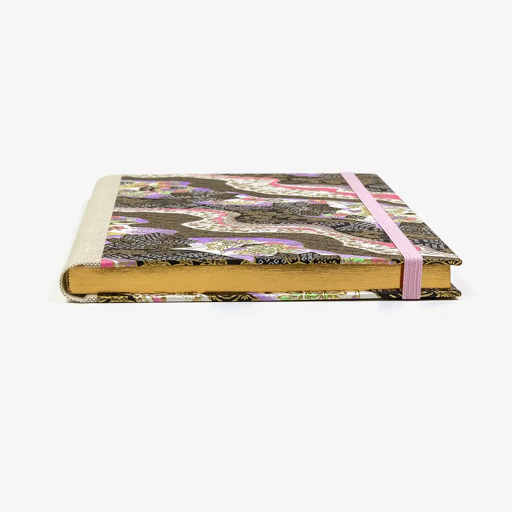 Skizzenbuch-A5-mit-Goldschnitt-cover-chiyogami-Papier-160-Seiten-Motiv-Wasserlandschaft-Schwarz-gold-purple-liegend