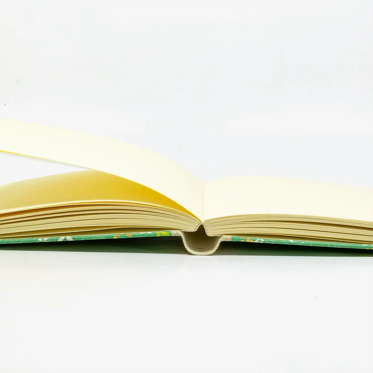Skizzenbuch-Format-15x15cm-blanko-224seiten-cover-Chiyogami-Motiv-Schmeterlinge-auf-gruen-liegend-aufgeschlagen