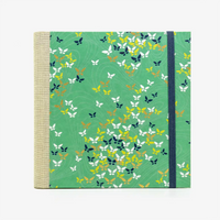 Skizzenbuch-Format-15x15cm-blanko-224seiten-cover-Chiyogami-Motiv-Schmeterlinge-auf-gruen-vorn