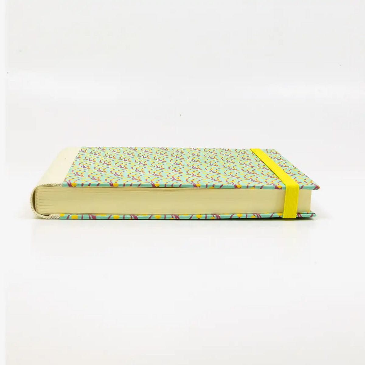 Skizzenbuch-Format-15x15cm-blanko-224seiten-cover-Lokta-Motiv-Bogen-Beeren-tigergelb-liegend-vorn