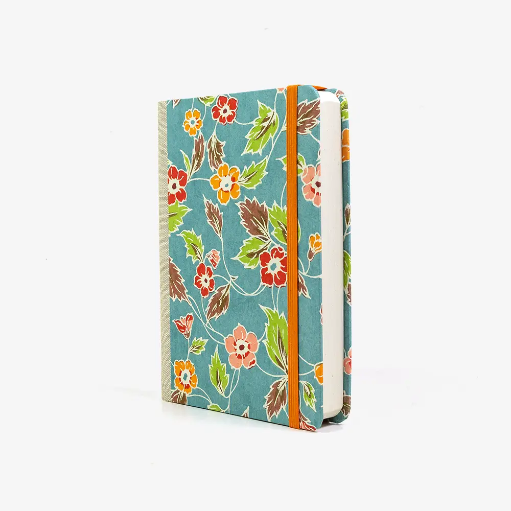 Skizzenbuch-blanko-12x16.5cm-244seiten-Katazome-Shi-Motiv-blumenornament-auf-blau-cover-seitlich-von-vorn