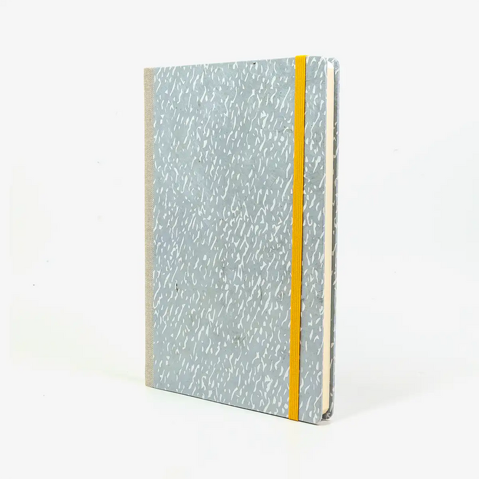 Skizzenbuch-blanko-A5-160seiten-cover-Lokta-papier-Motiv-Krikelkrakel-401-mildes-blau-auf-weiss-seitlich-vorn