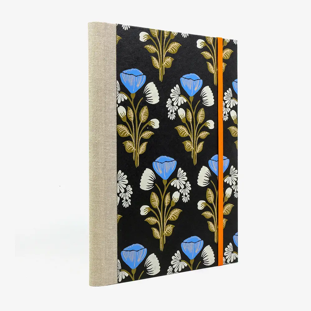 kizzenbuch-leer-17x24cm-192seiten-cover-mit-Baumwollpapier-Motiv-Blumenmuster-auf-Schwarz-seitlich-von-hinten