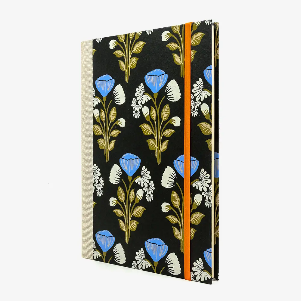 Notizbuch - 17x24 - liniert- 160 Seiten-Baumwoll -Papier- Design: -Blumenmuster- auf- Schwarz-cover-seitlich-von-vorn