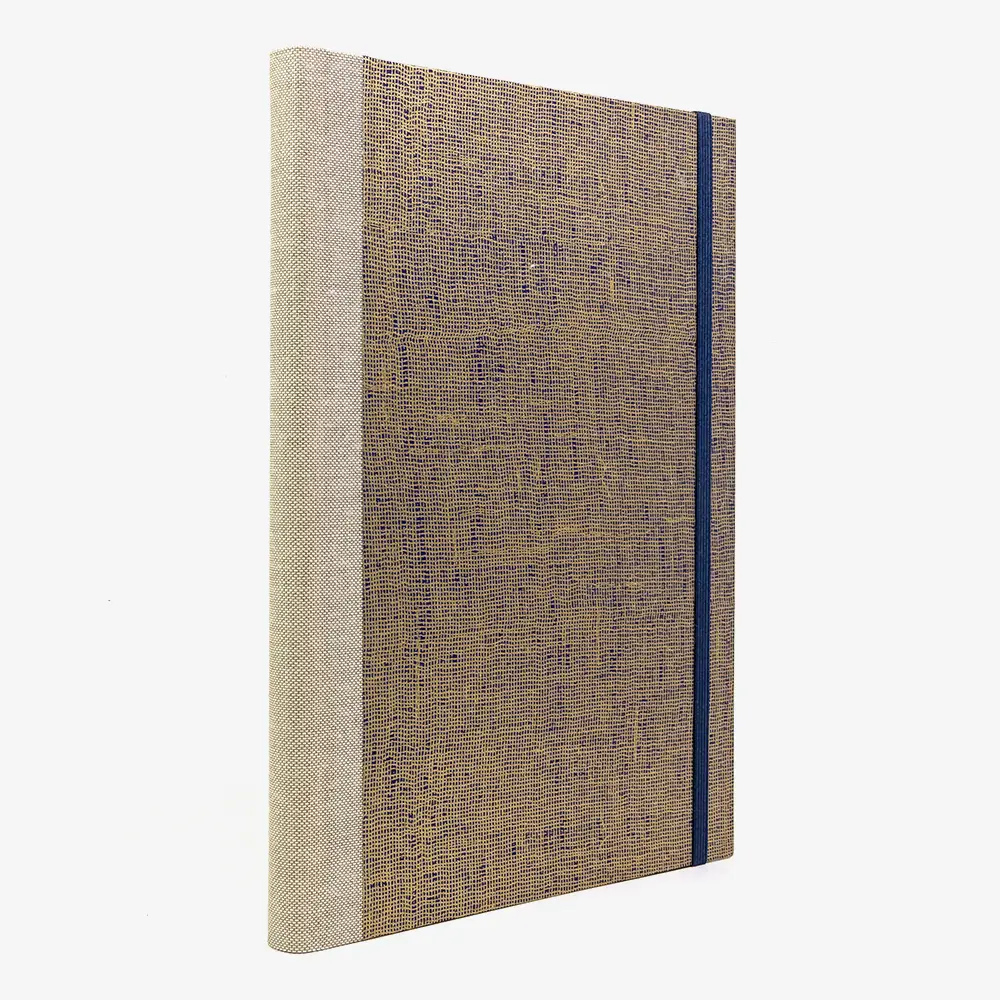 Skizzenbuch-leer-17x24cm-192seiten-cover-mit-Chiyogami-Papier-Motiv-Gaze-gold-auf-deepblau-seitlich-von-hinten