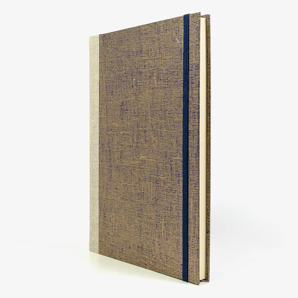 Skizzenbuch-leer-17x24cm-192seiten-cover-mit-Chiyogami-Papier-Motiv-Gaze-gold-auf-deepblau-seitlich-von-vorn