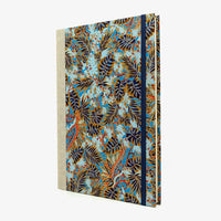 Skizzenbuch-leer-17x24cm-192seiten-cover-mit-Chiyogami-Papier-Motiv-Monstera-Blau-seitlich-von-vorn
