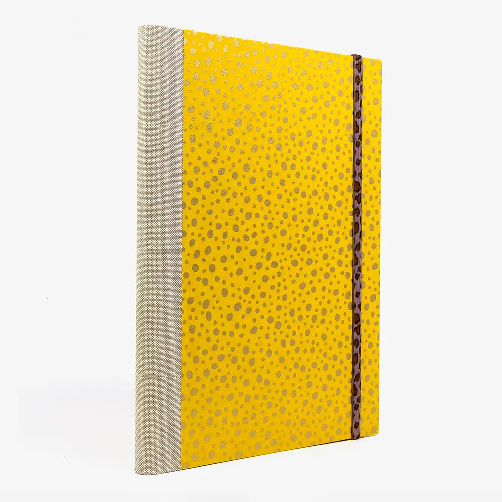 Notizbuch-17x24-liniert-160 Seiten-Chiyogami -Papier-Design:- Polka -Dots -Gold -auf- Gelb-Cover-seitlich-von-hinten