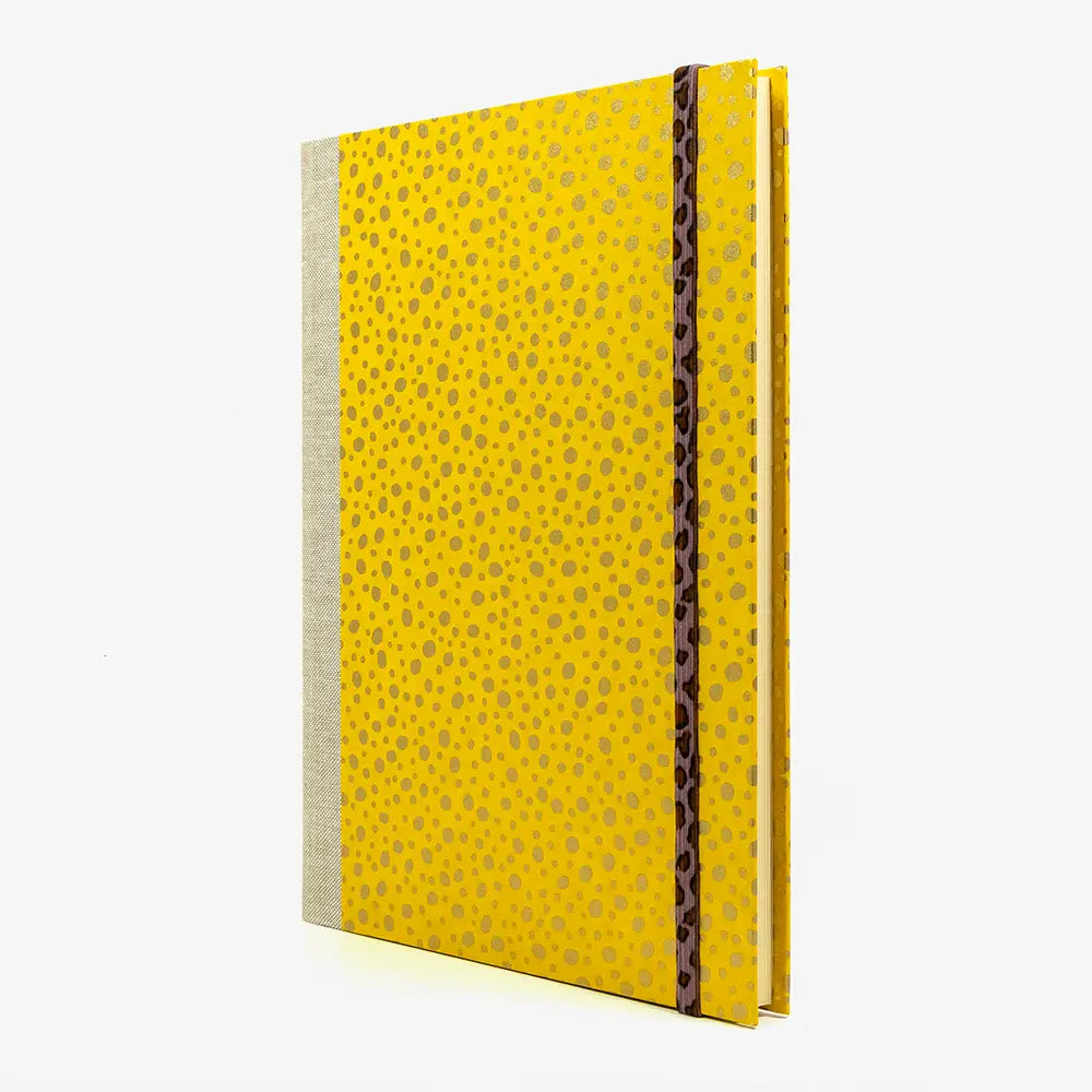 Skizzenbuch-leer-17x24cm-192seiten-cover-mit-Chiyogami-Papier-Motiv-Polkadots-Gold-auf-gelb-seitlich-von-vorn