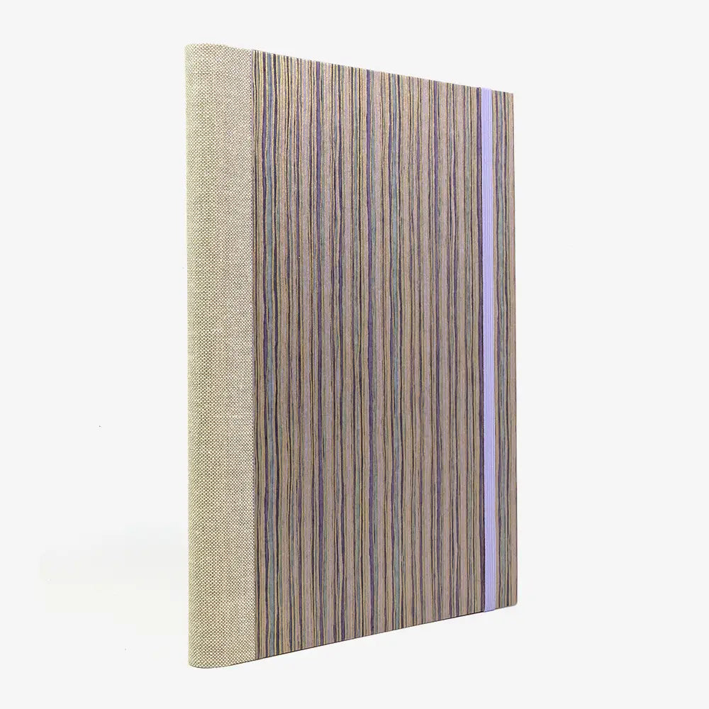 Skizzenbuch-leer-17x24cm-192seiten-cover-mit-Chiyogami-Papier-Motiv-Streifen-Purple-seitlich-von-hinten