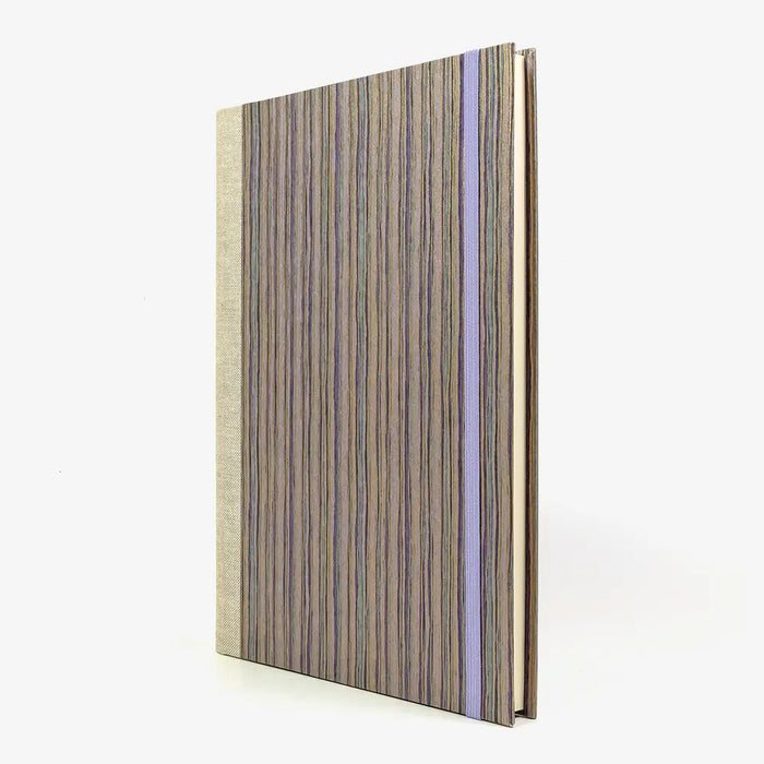 Skizzenbuch-leer-17x24cm-192seiten-cover-mit-Chiyogami-Papier-Motiv-Streifen-Purple-seitlich-von-vorn