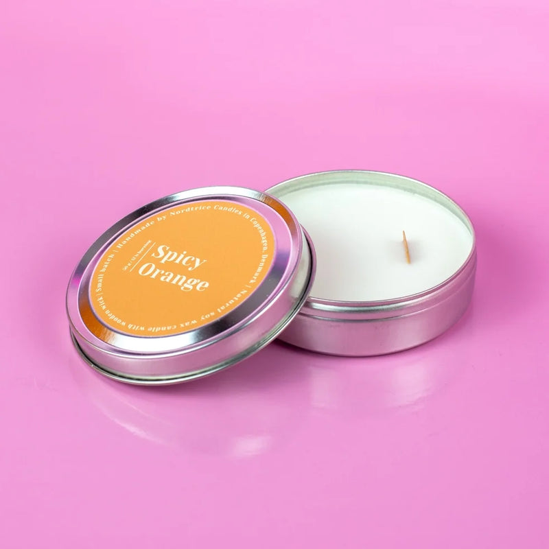 Soja-Duftkerzen-M-50g-Spicy-Orange-von-nordtrice-in-aluminumbox-produktfotos-kerze-mit-holzdocht