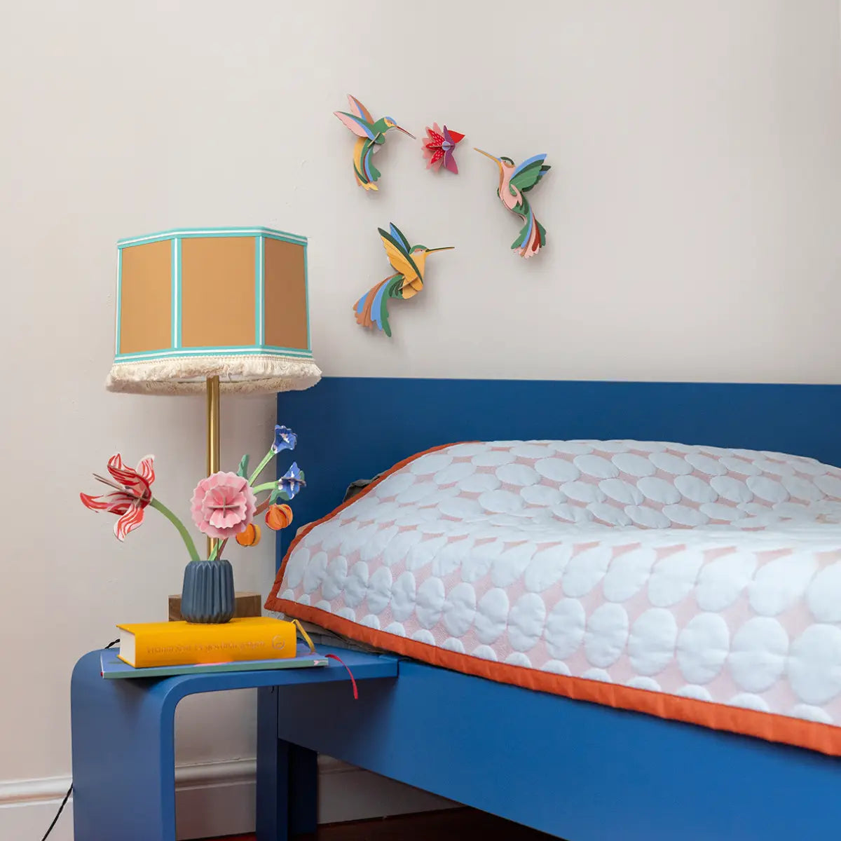 Studio-roof-Voegel-3D-Voegel-Dance-of-Hummingbirds-Wanddeko-aus-recy-Karton-aufgebaut-Produktansicht-Beispiel-2