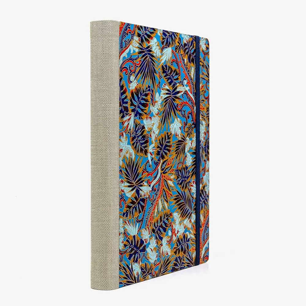 Tagesplaner-2027-A5-klassisch-cover-Chiyogami-Motiv-Monstera-blau-von-vorn-seitlich-von-hinten