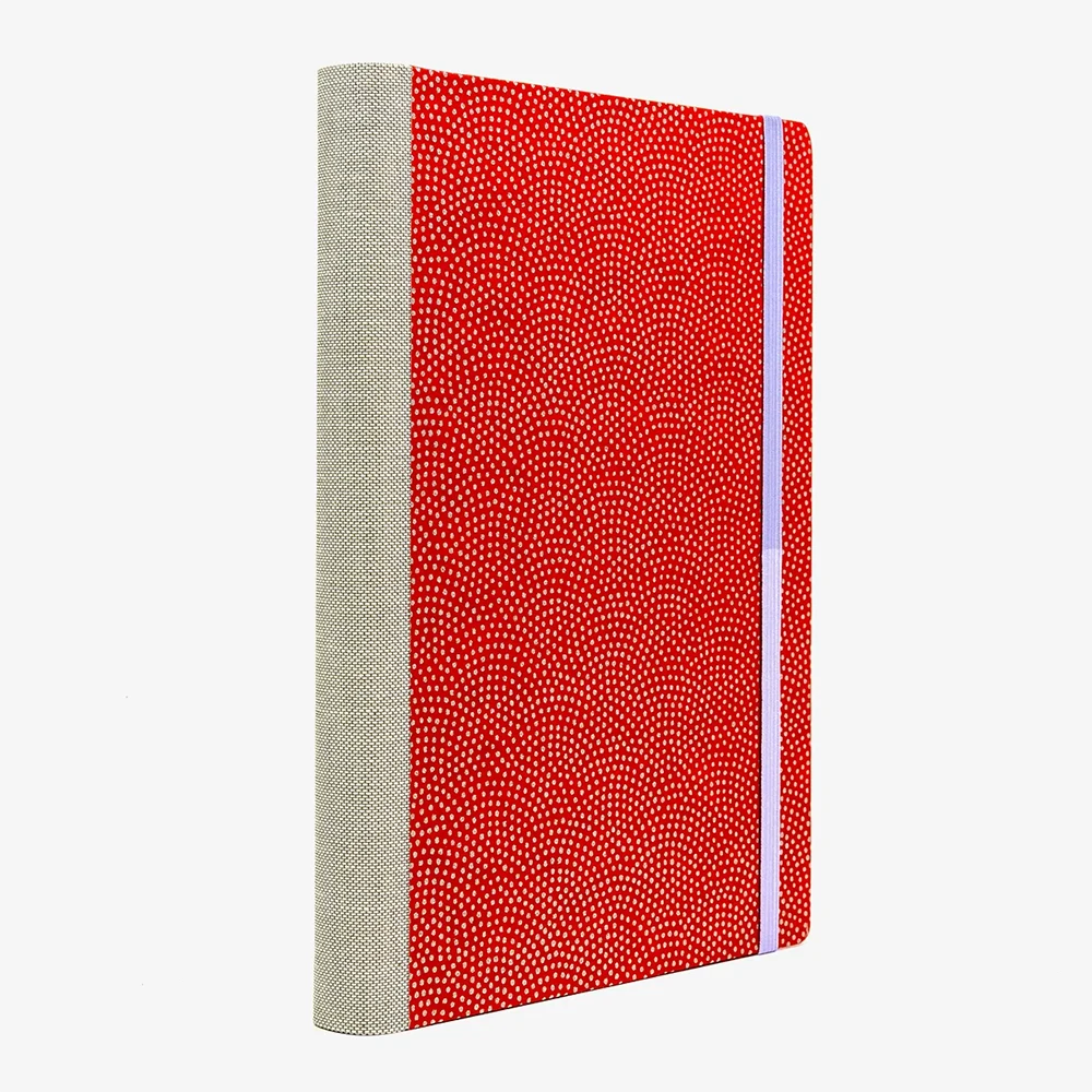 Tagesplaner-2027-A5-klassisch-cover-Chiyogami-Motiv-Same-Komon-gold-auf-rot-seitlich-von-hinten