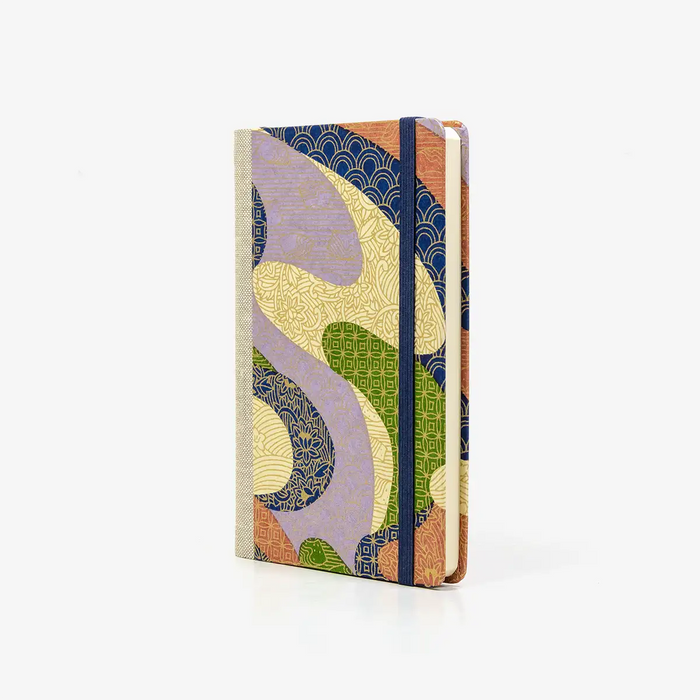 Wochenplaner-A6-design-Chiyogami-Papier-Farbflaechen-mit-goldenen-Ornament-seitlich-von-vorn