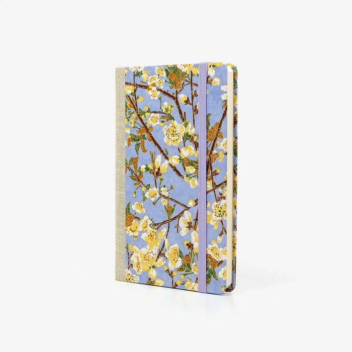 Wochenplaner-A6-design-Chiyogami-Papier-Motiv-Kirschbluete-am-zwieg-auf-hellblau-seitlich-von-vorn