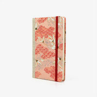 Wochenplaner-A6-design-Chiyogami-Papier-Motiv-Kraniche-auf-pink-seitlich-von-vorn