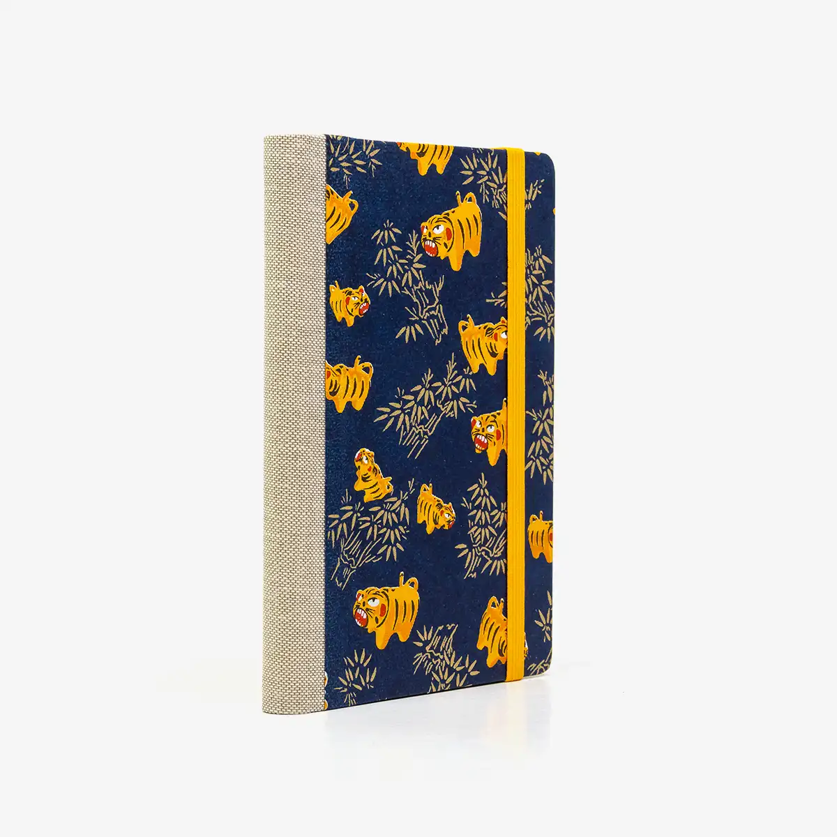 Wochenplaner-A6-design-Chiyogami-Papier-Motiv-Tiger-gelb-auf-blau-seitlich-von-hinten