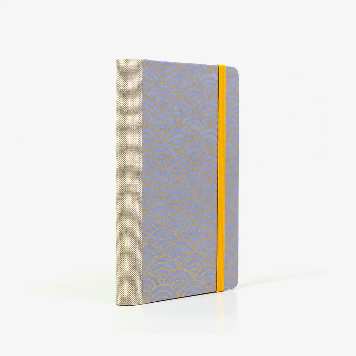 Wochenplaner-A6-design-Chiyogami-Papier-Motiv-seigaiha-gold-auf-flieder-seitlich-von-hinten