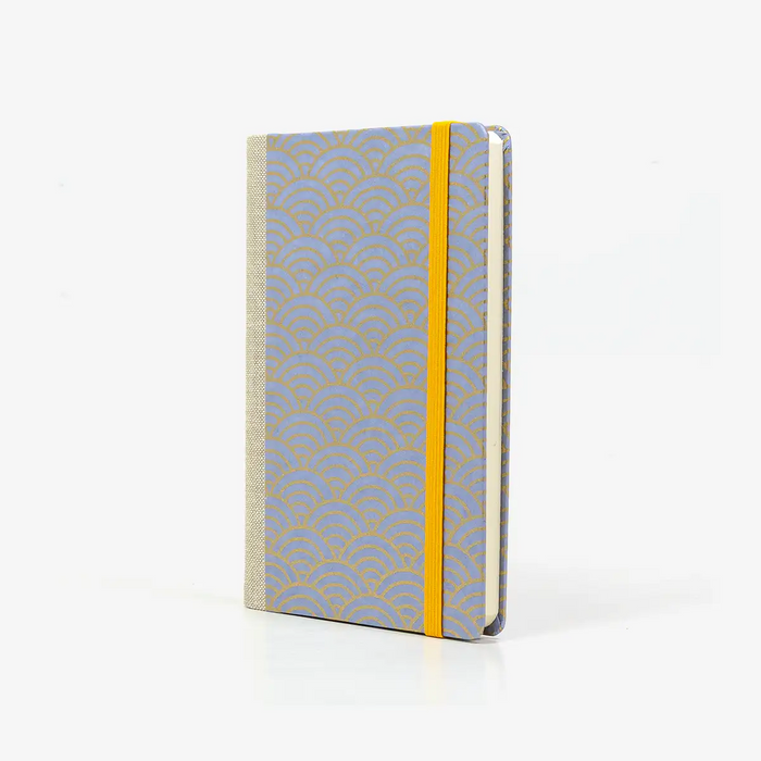 Wochenplaner-A6-design-Chiyogami-Papier-Motiv-seigaiha-gold-auf-flieder-seitlich-von-vorn