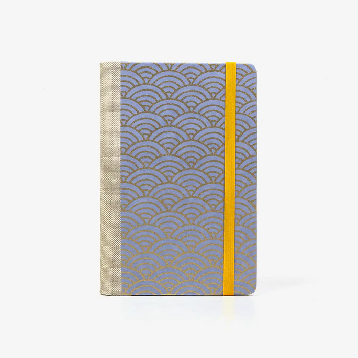 Wochenplaner-A6-design-Chiyogami-Papier-Motiv-seigaiha-gold-auf-flieder-von-vorn