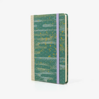 Wochenplaner-A6-design-Chiyogami-Papier-Space-is-the-Place-gruen-silber-seitlich-von-vorn