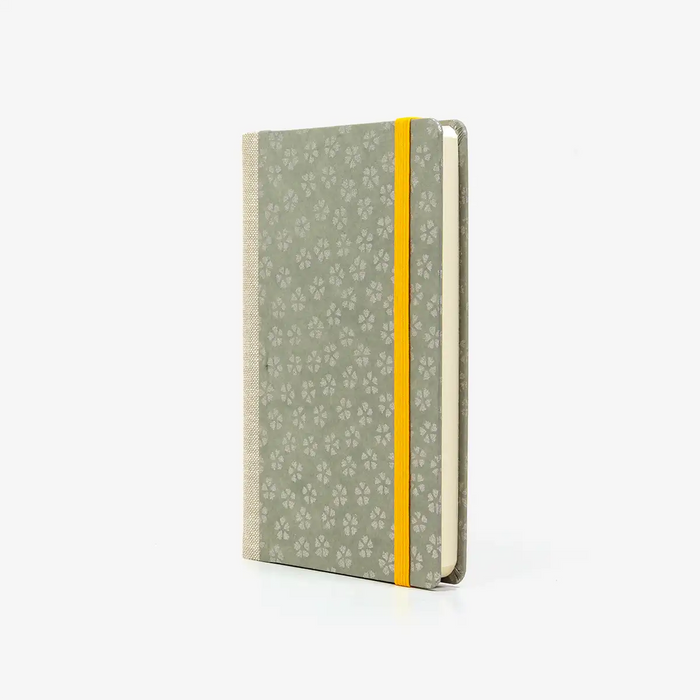 Wochenplaner-A6-design-Chiyogami-Papier-silberne-Blumen-seitlich-von-vorn