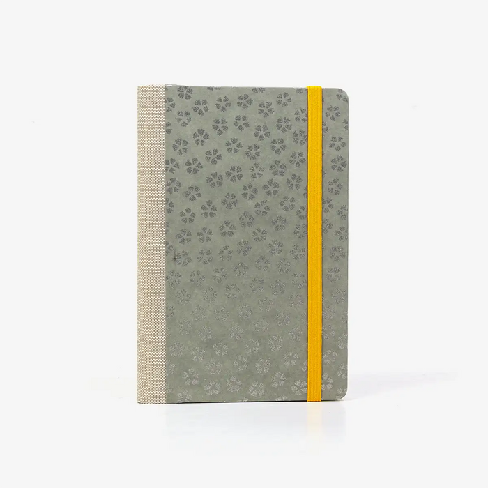 Wochenplaner-A6-design-Chiyogami-Papier-silberne-Blumen-von-vorn