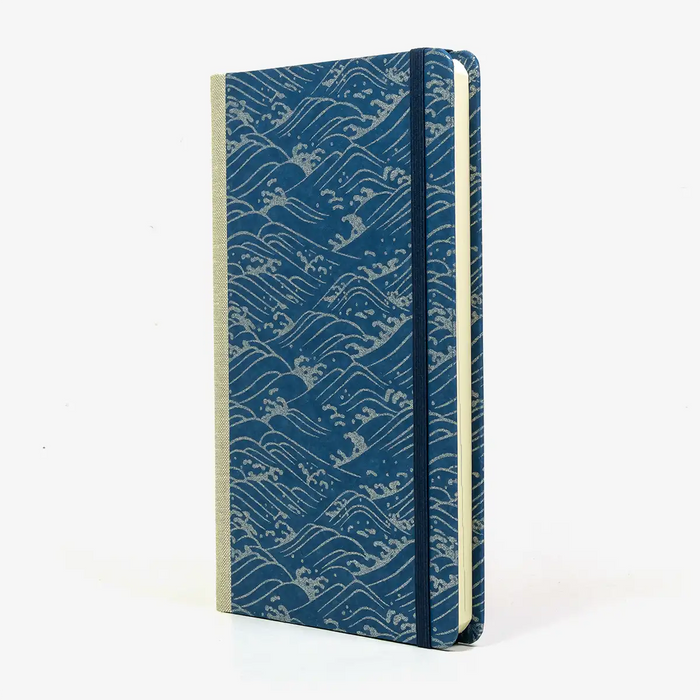 Wochenplaner-Format-A5small-cover-Chiyogami-papier-Motiv-Nami-Welle-Silber-auf-blau-cover-seitlich-von-vorn