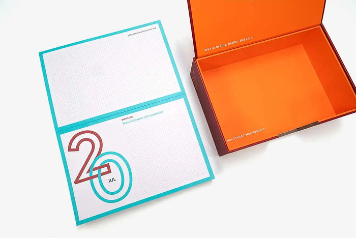 der-journaling-kalender-2027-schreibimpulse-verlag-hermann-schmidt-Abreiskalender-und-Verpackung-geoeffnet