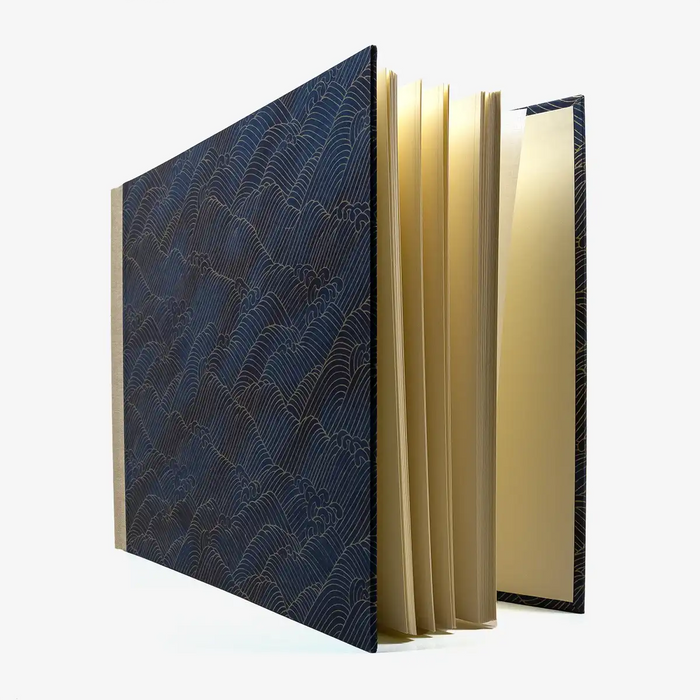 fotoalbum-24x35cm-60seiten-cremefarbener-Fotokarton-Chiyogamipapier-Motiv-Nami-Welle-Gold-auf-changierenden-Blau-von-vorn-1