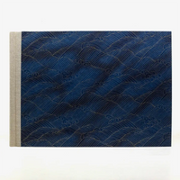 fotoalbum-24x35cm-60seiten-cremefarbener-Fotokarton-Chiyogamipapier-Motiv-Nami-Welle-Gold-auf-changierenden-Blau-von-vorn-3